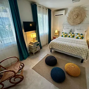 https://cassis-centre-neuf-72-m2-clim-et-place-privee.fr-provencehotel.com